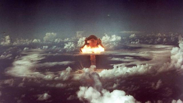 L'immagine mostra il momento in cui esplode una bomba nucleare