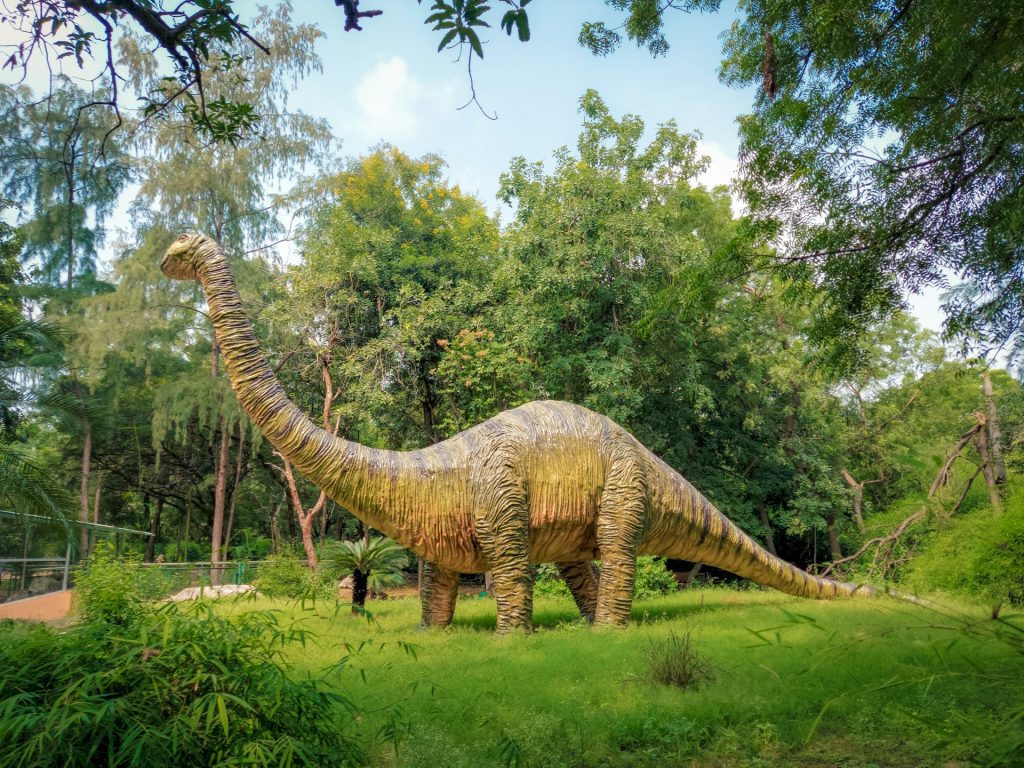 Statua di dinosauro in un parco in India.  (Foto: Vaibhav Pix/Unsplash)
