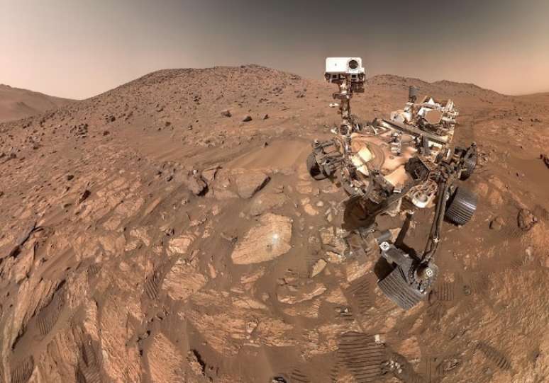 Un selfie scattato dal rover Perseverance della NASA mentre si trova accanto al suo posto di lavoro, una roccia chiamata Chiava Falls.